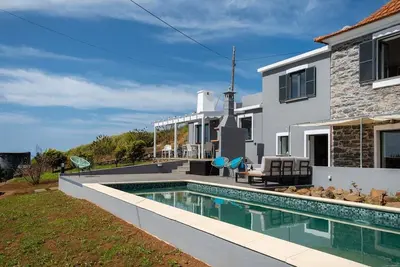 Image de GuestReady - Quiet house & heated pool w sea view