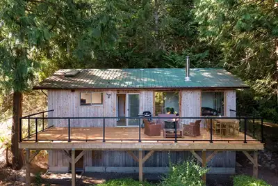 Image de Ocean Vista in The woods a cozy cabin located in Salt Spring.