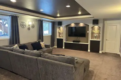 Image de Spacious Serene private space on acre with gym and theater; close to city sites