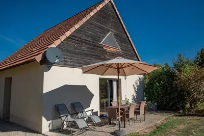 Image de Belle maison dans un parc avec piscine