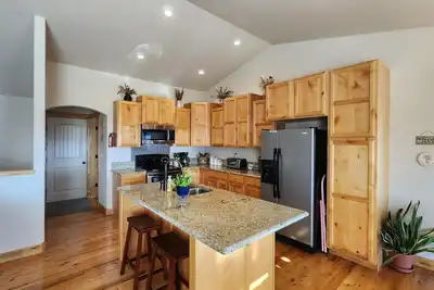 Image de Welcoming home on the outskirts of town, quiet neghborhood, beautiful views.