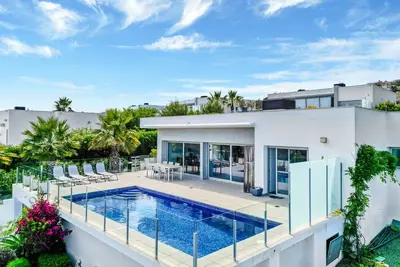 Villa \"Modern Seaview\" avec piscine privée et Wi-Fi