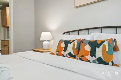 Image de Extremely Comfortable King Beds in Super Cute Apt