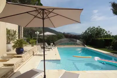 Image de Nyons, Villa entourée de vignes et d’oliviers avec grande piscine
