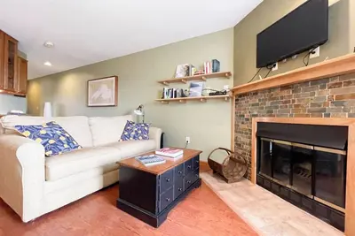 Image de Modern  Condo Just Steps from the Lake