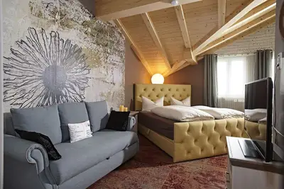 Image de Familienzimmer mit Schlafgalerie und Balkon