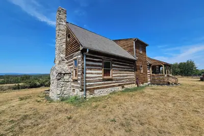 Image de Cabin on a farm stay with roaming peecocks