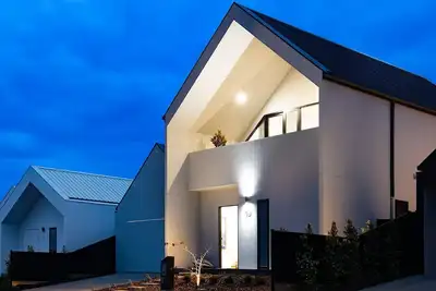 Image de Mysa- stylish design with heated pool, in great location