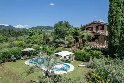 Maison de Campagne à Massa E Cozzile avec 5 chambres à coucher, 9 couchages
