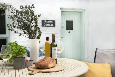 Image de Rosie's Cottage is just a brief walk from the renowned harbourside of Mousehole and its charming atm