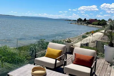 Image de Villa design avec vue panoramique sur étang, jacuzzi et climatisation