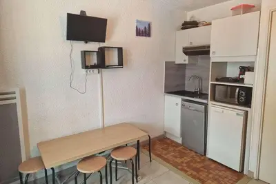 Image de 50m du centre station, 4ème étage, balcon, télévision, 21m², Vars