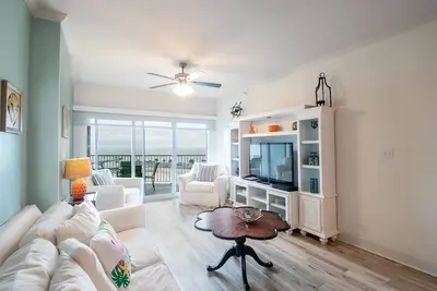Image de Beautiful 2 Bedroom \/ 2 Bathroom Condo Directly on the Beach Sb-711