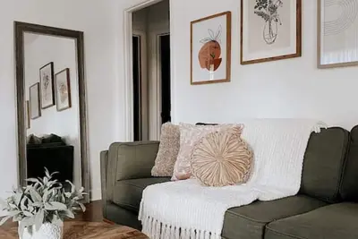 Image de Cozy Mid-Century Modern House, walk to Starbucks