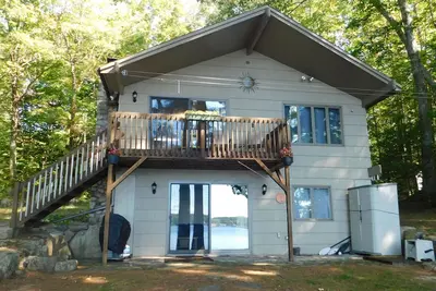 Image de Comfortable lakefront retreat with spectacular views across Long Lake!
