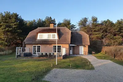Image de Fazant is a comfortable villa with sauna and Jacuzzi, in a dune environment.