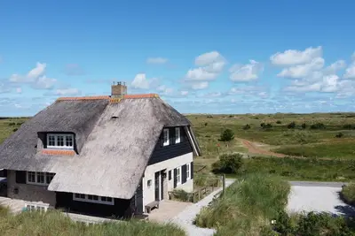 Image de Kwikstaart a large villa with sauna and unobstructed dune view to the sea.