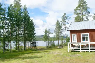 Image de Cottage by the lake in Lapland