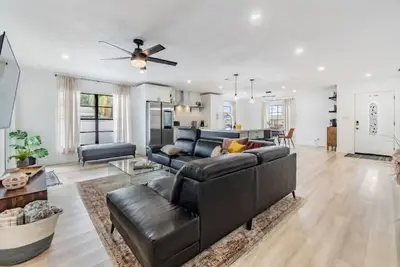 Image de Elegantly Spacious Retreat, Just Minutes from Everything