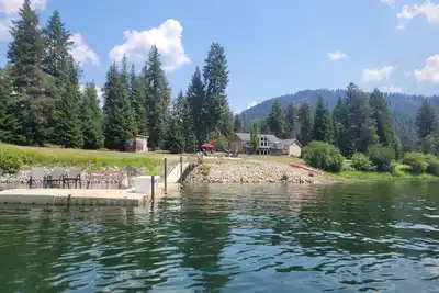 Image de 10 Acre Private riverfront retreat w/ dock and 1, 000 ft waterfront