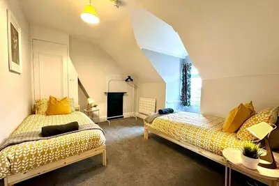 Image de Massive 4 bedroom Duplex Apartment + Free Parking