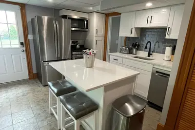 Image de Modern Updated Apartment /Private Parking, Yard, Grill, Firepit - Resort Living!