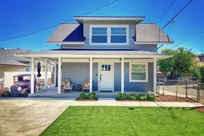 Image de Beautifully Restored! Historical Charm, 3 Bed 2 Bath, Central Yakima Home!