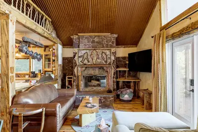 Image de Farmhouse Cabin * Secluded 2. 5 acres * Pet Friendly