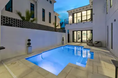 Image de Brand New Luxury Lagoon Home, near beach & Img!