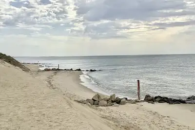 Image de Steps to a private beach in a classic Cape cottage. Pet-friendly!