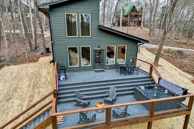 Image de Relaxing Modern Cabin in Sevierville ~ 10 min to Dollywood ~ Hot Tub, King Bed