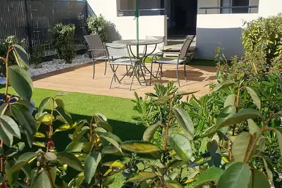 Image de \"les Galets Blancs\" Séduisant T2 Plein Pied Neuf Avec Jardin Bbq Clim Wifi Pkg