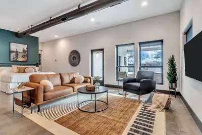 Image de Luxurious, Modern 2 Bed Downtown Star Studio