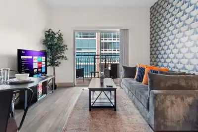 Image de Lux & Cozy Apt | Walk Everywhere, Free Parking, Balcony w/ City Views