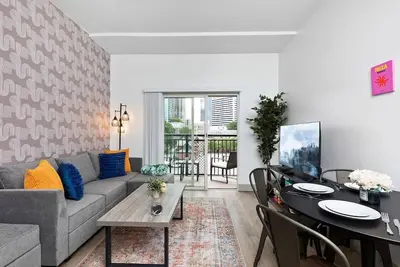 Image de Brand New Luxury Apt, 2 Mins to Stadium, Free Parking, City Views, WiFi