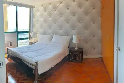 Image de 68 sq. m Entire One Condo Unit in Robinson Place