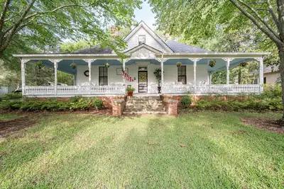 5 Miles to Callaway Gardens and walking distance to shops and restaurants.