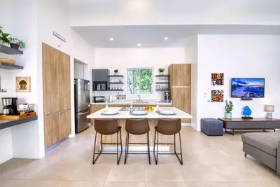 Image de Costa Nativa - Chic New Home King Bed, Private Pool, 2 Bedrooms, near beaches.