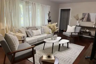 Image de Cozy modern home minutes from restaurants, bars, & numerous more attractions