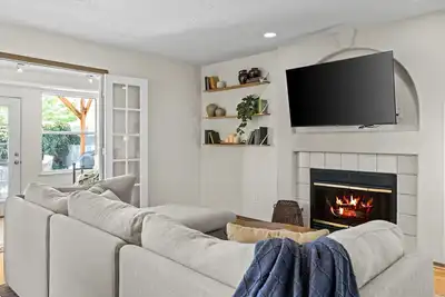 Image de Location! Location! Amazing *Hidden Gem* -Ne Heights! Family and pet friendly 🐶