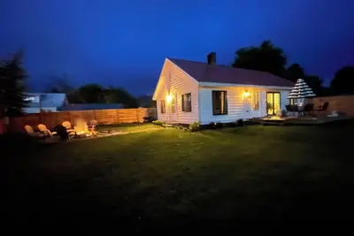 Image de Beautiful Cottage with private fenced yard and fire pit!
