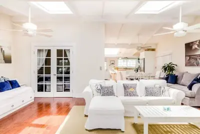 Image de Charming Venice Beach Cottage on Venice Canals, with Boats