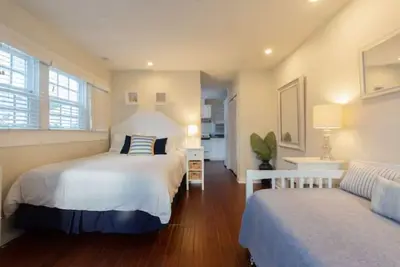 Adorable Cape Cod Cottage, Venice Beach, La