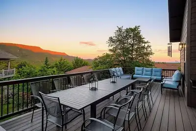 Image de Luxury Cabin Meets Nature – Sleeps 14, Views & Modern Amenities!
