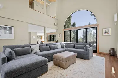 Image de Luxury Retreat | Desk, Fireplace, Pet-Friendly & 10Min to Tahoe Donner Ski