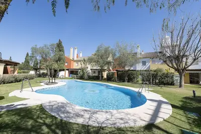 Los Jandalos -Beautiful house in private urbanisation with shared pool and free WiFi.