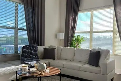 Spacious Luxe 2br Suite in Midtown