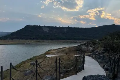 Image de Beautiful Apartment with Amazing Lake and Sunset views