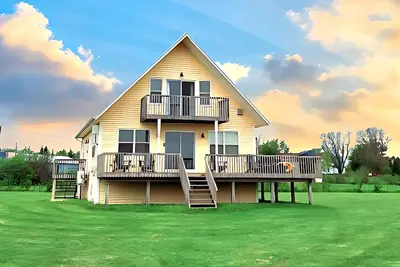 Image de Bright & Spacious 4 + 1 Bedroom Beach House - 10 Minutes from Cavendish.