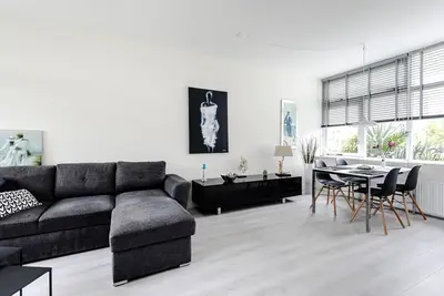 Image de Sea Shell apartment with terrace and parking.